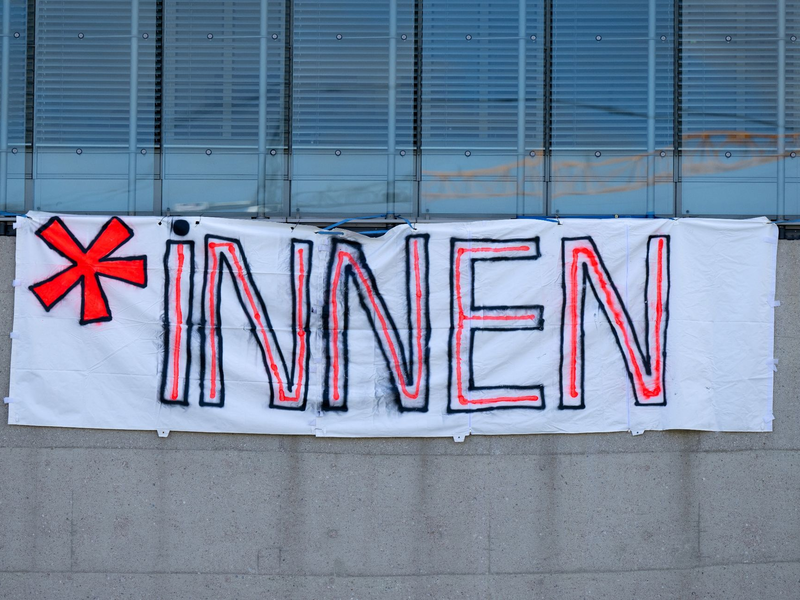 Gendern verboten: Scharfe Kritik gab es daran unter anderem von den Grünen, politischen Hochschulgruppen, Gewerkschaften, queeren Verbänden und auch der Bundesschülerkonferenz. - Foto: Sven Hoppe/dpa