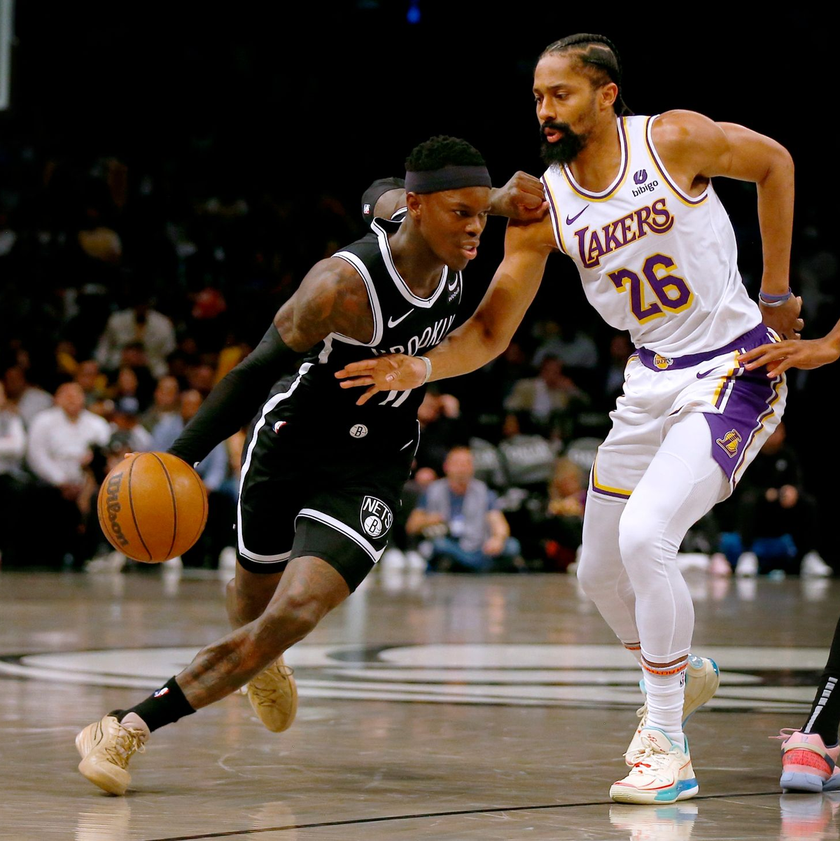 Dennis Schröder (l) hat mit den Brooklyn Nets nur noch theoretische Chancen auf die Playoffs. - Foto: John Munson/AP/dpa