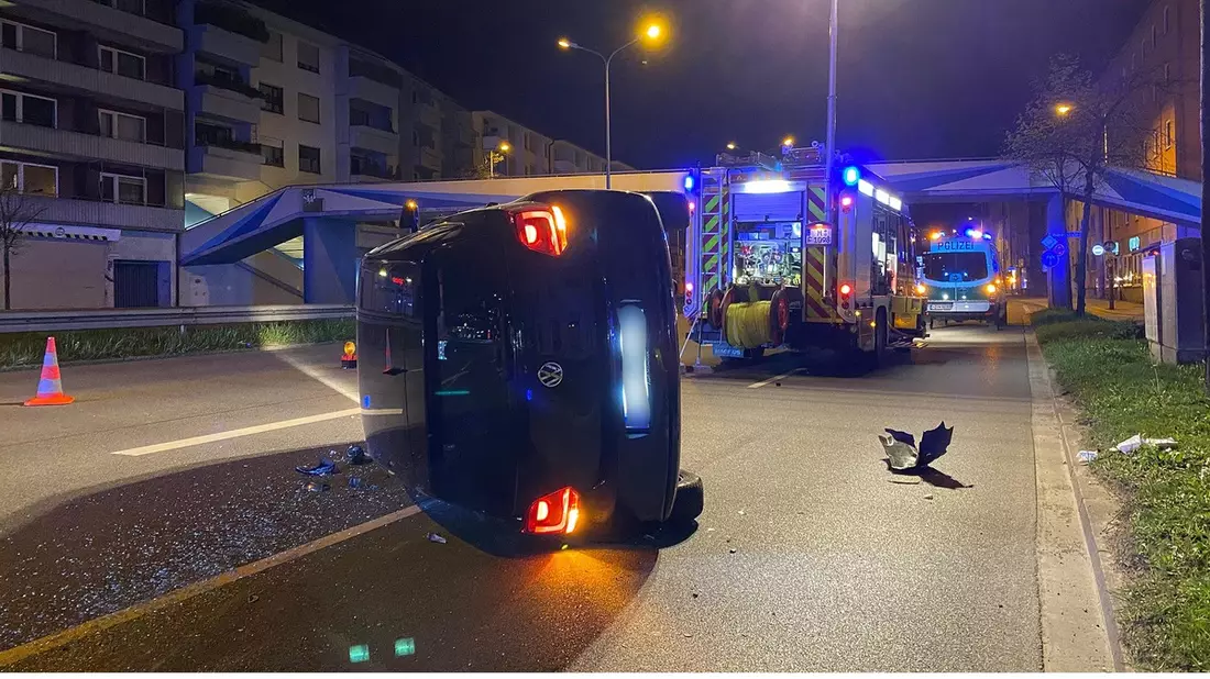 FW-M: Fahrzeug auf der Seite (Untergiesing) - Bild: presseportal.de