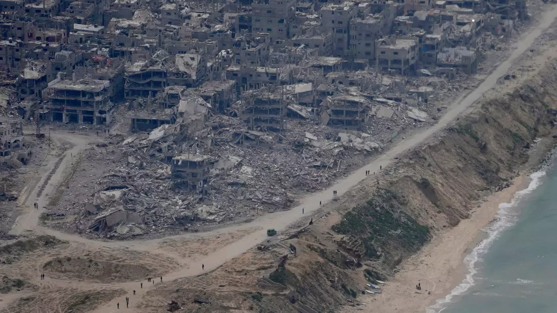 Trümmer wo früher Häuser waren. Blick auf Gaza-Stadt aus einem Flugzeug der US-Luftwaffe. (Symbolbild) - Bild: Hussein Malla/AP/dpa