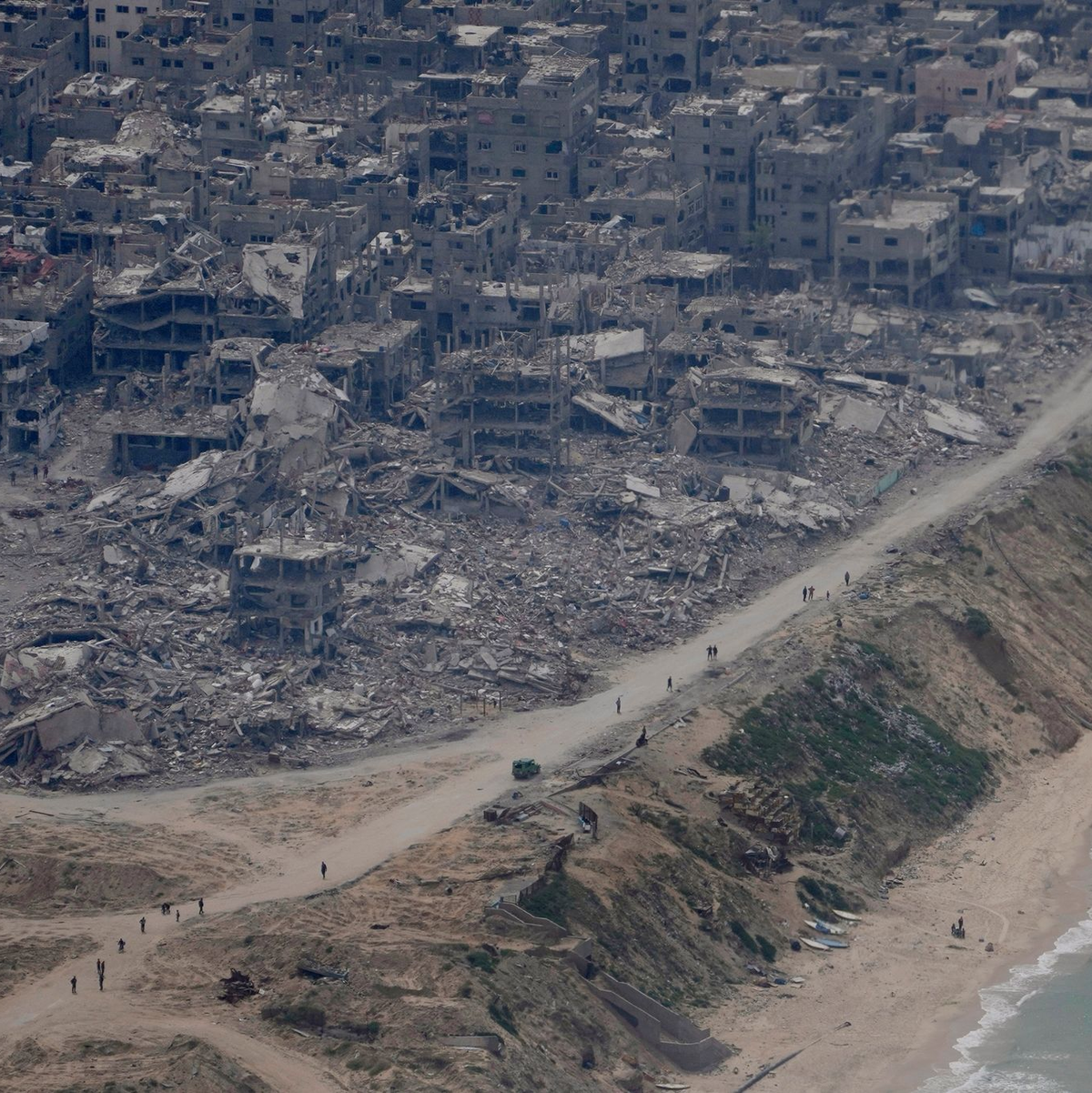 Trümmer wo früher Häuser waren. Blick auf Gaza-Stadt aus einem Flugzeug der US-Luftwaffe. (Symbolbild) - Foto: Hussein Malla/AP/dpa