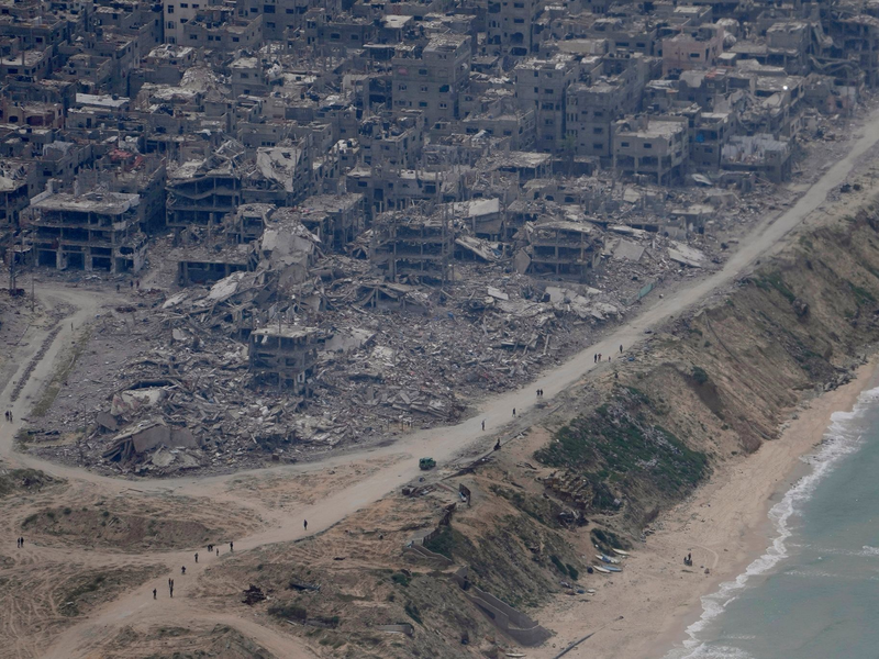 Trümmer wo früher Häuser waren. Blick auf Gaza-Stadt aus einem Flugzeug der US-Luftwaffe. (Symbolbild) - Foto: Hussein Malla/AP/dpa