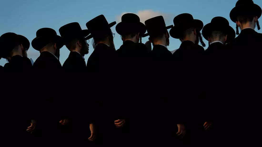 Ultraorthodoxe jüdische Männer beim Gebet auf einem Hügel bei Netanya. - Bild: Ariel Schalit/AP/dpa