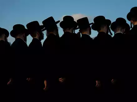 Ultraorthodoxe jüdische Männer beim Gebet auf einem Hügel bei Netanya. - Foto: Ariel Schalit/AP/dpa