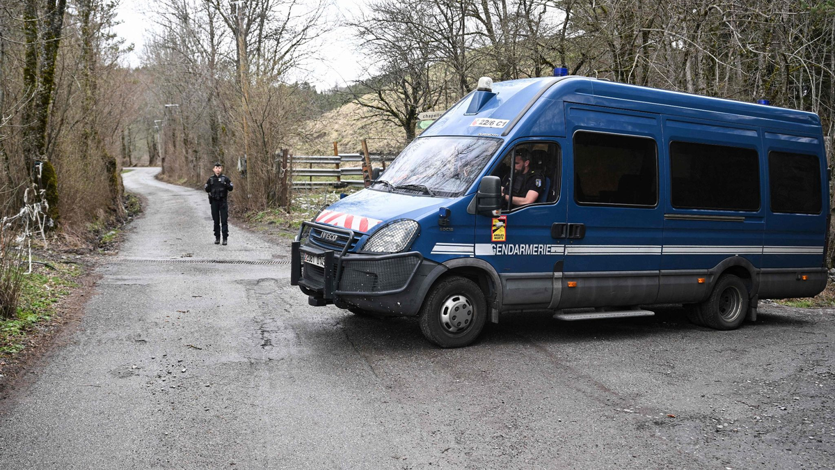 Eine Spaziergängerin stieß in dem waldigen Gebiet auf die Knochen, - Foto: Nicolas Tucat/AFP/dpa