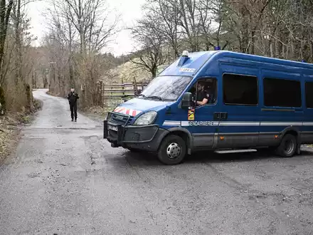Eine Spaziergängerin stieß in dem waldigen Gebiet auf die Knochen, - Foto: Nicolas Tucat/AFP/dpa