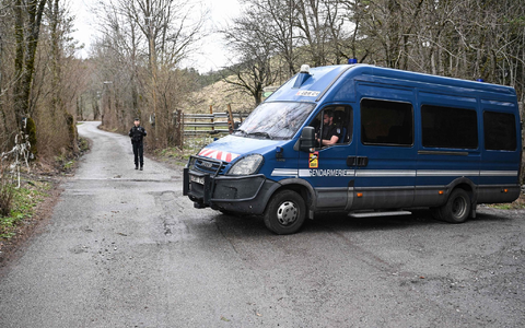 Eine Spaziergängerin stieß in dem waldigen Gebiet auf die Knochen, - Foto: Nicolas Tucat/AFP/dpa