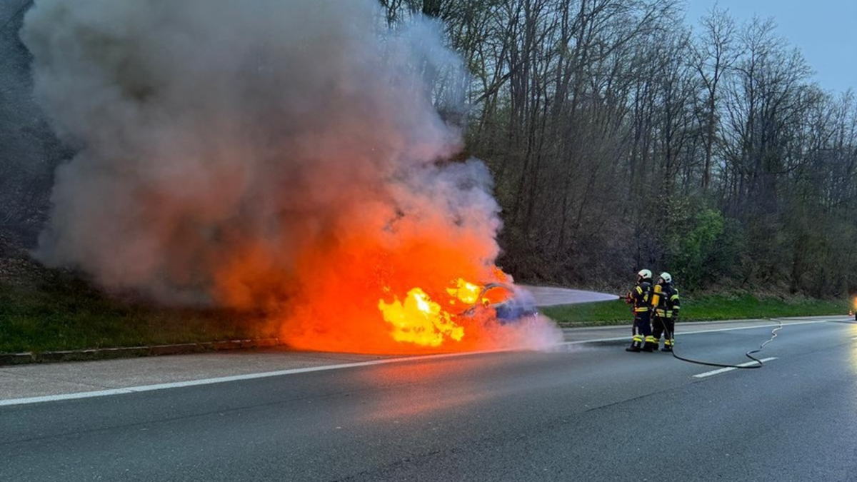 FW-EN: PKW brennt auf Autobahn und qualmende Batterie an einer Schule - Foto: presseportal.de