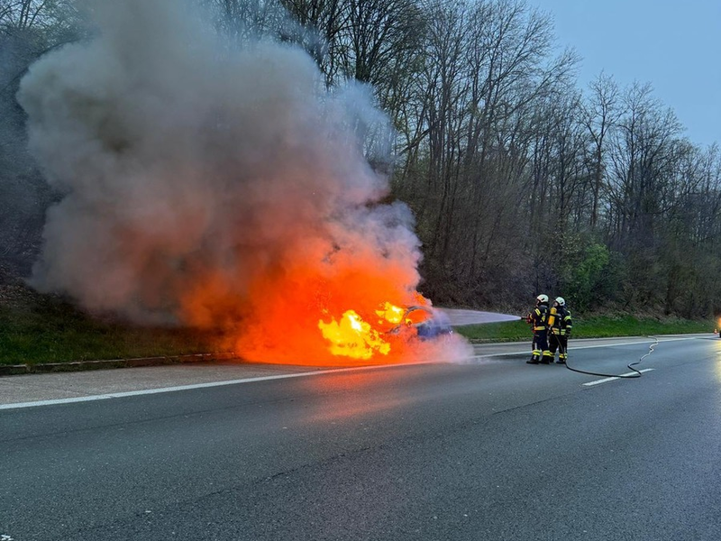 FW-EN: PKW brennt auf Autobahn und qualmende Batterie an einer Schule - Foto: presseportal.de