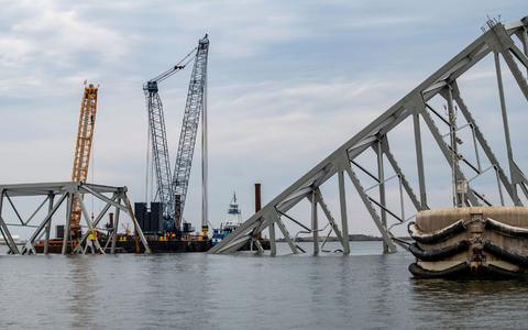 Die Bergungsteams trennen mit einem exothermen Schneidbrenner systematisch Teile der Stahlbrücke ab. - Foto: Petty Officer 3rd Class Kimberly/U.S. Coast Guard/AP/dpa