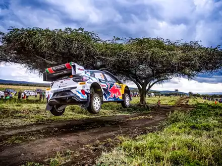 Platz drei auf den harten Pisten Kenias: Adrien Fourmaux / Alex Coria fahren bei der Safari-Rallye erneut aufs Podest - Foto: presseportal.de
