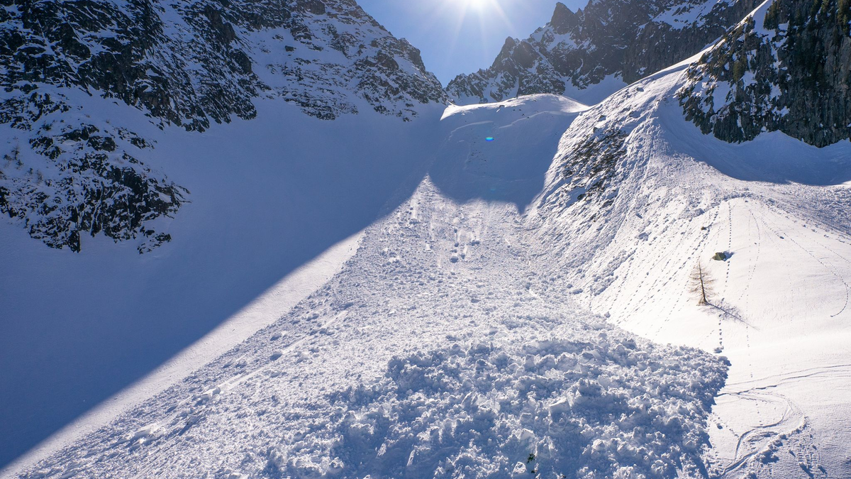 Spontane Lawinen in der Höhe können in mittleren Lagen auch nassen Altschnee mitreißen (Symbolbild). - Foto: Maxime Schmid/KEYSTONE/dpa