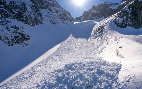 Spontane Lawinen in der Höhe können in mittleren Lagen auch nassen Altschnee mitreißen (Symbolbild). - Foto: Maxime Schmid/KEYSTONE/dpa