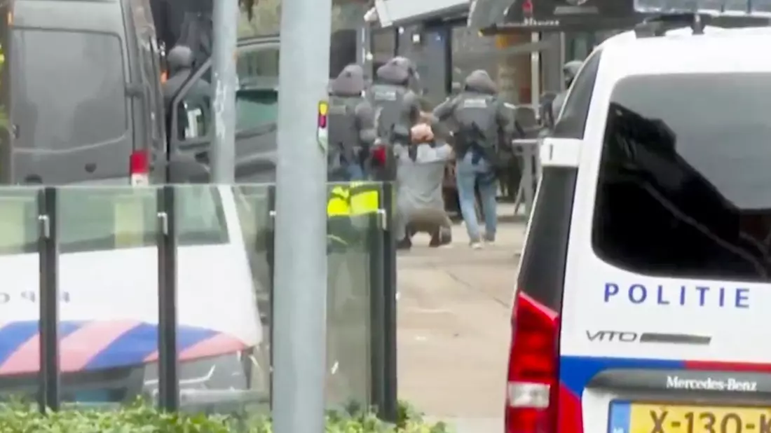 Der mutmaßliche Geiselnehmer wird vom DSI, einer Spezialeinheit der niederländischen Polizei, vor einem Café in Ede festgenommen. - Bild: AP/dpa
