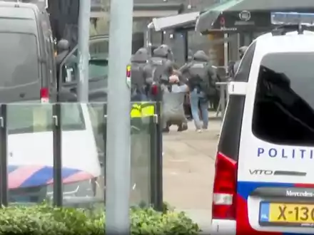 Der mutmaßliche Geiselnehmer wird vom DSI, einer Spezialeinheit der niederländischen Polizei, vor einem Café in Ede festgenommen. - Foto: AP/dpa