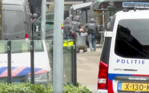 Der mutmaßliche Geiselnehmer wird vom DSI, einer Spezialeinheit der niederländischen Polizei, vor einem Café in Ede festgenommen. - Foto: AP/dpa