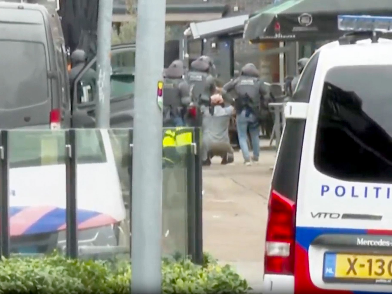 Der mutmaßliche Geiselnehmer wird vom DSI, einer Spezialeinheit der niederländischen Polizei, vor einem Café in Ede festgenommen. - Foto: AP/dpa