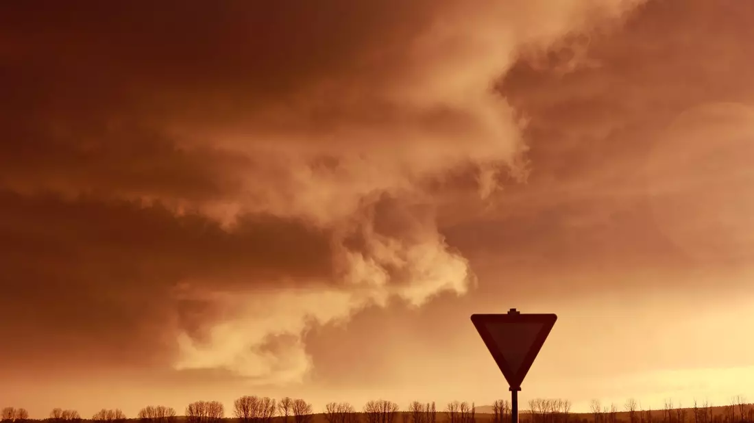 Eine Schlechtwetterfront zieht bei tief stehender Sonne über den Harz hinweg. - Bild: Matthias Bein/dpa