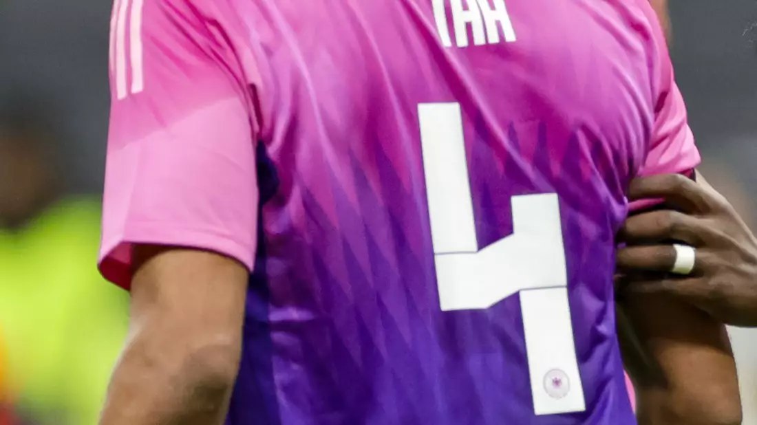 Das Design der Nummer 4 auf den Trikots der deutschen Nationalmannschaft soll geändert werden. - Bild: Christian Charisius/dpa