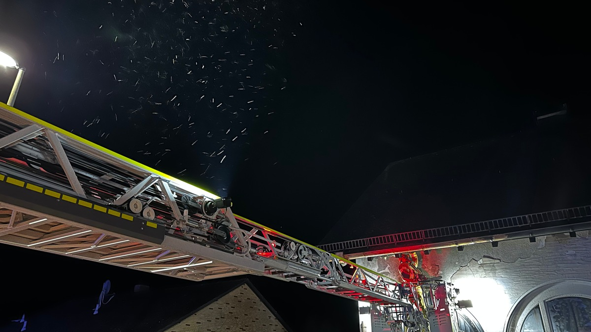 FW Menden: Brennender Smart am Heckenrosenweg - Foto: presseportal.de