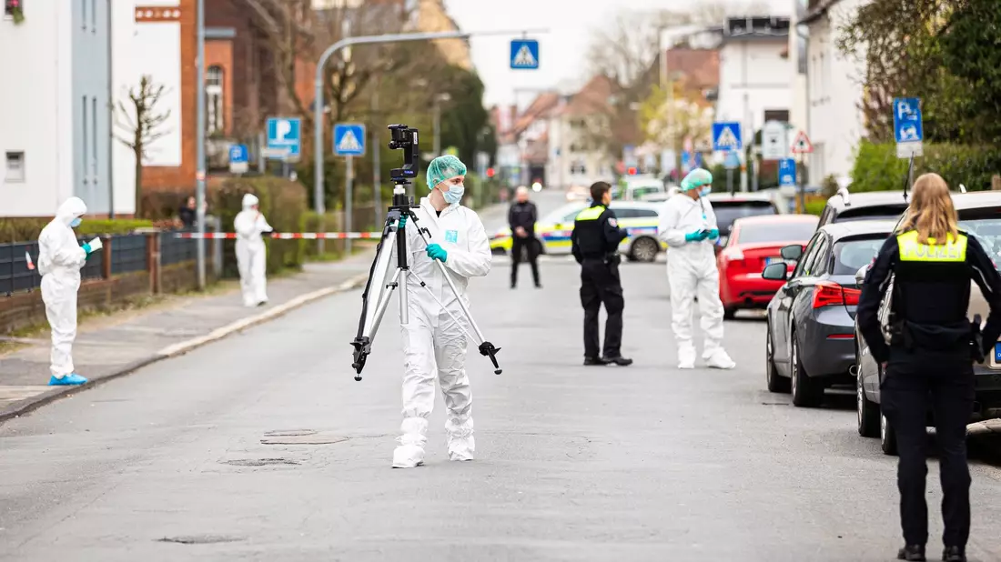 Mitarbeiter der Spurensicherung der Polizei arbeiten am Tatort in Nienburg. - Bild: Moritz Frankenberg/dpa