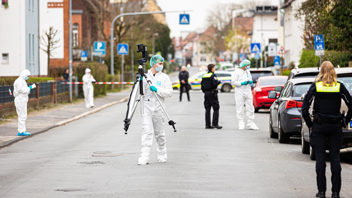Mitarbeiter der Spurensicherung der Polizei arbeiten am Tatort in Nienburg. - Foto: Moritz Frankenberg/dpa