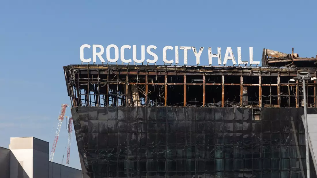 Blick auf die bei einem Terroranschlag  beschädigte Konzerthalle Crocus City Hall. Bei dem Anschlag vom vergangenen Freitag waren mehr als 140 Menschen getötet und hunderte verletzt worden, als Bewaffnete in der Konzerthalle Crocus City Hall um sich schossen. - Bild: Bai Xueqi/XinHua/dpa