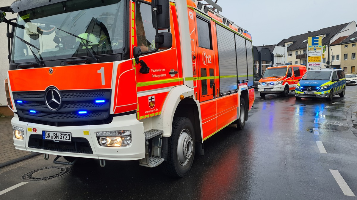 FW-BN: PKW schleudert nach Unfall in Baugerüst, zwei Verletzte - Foto: presseportal.de