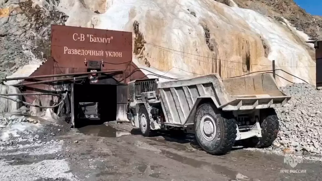 Spezialisten hatten zuletzt einen 70 Meter langen Tunnel gebohrt, um an die Verschütteten in rund 120 Metern Tiefe zu kommen. - Bild: Russia Emergency Situations Ministry/AP/dpa