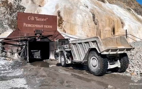 Spezialisten hatten zuletzt einen 70 Meter langen Tunnel gebohrt, um an die Verschütteten in rund 120 Metern Tiefe zu kommen. - Foto: Russia Emergency Situations Ministry/AP/dpa Spezialisten hatten zuletzt einen 70 Meter langen Tunnel gebohrt, um an die Verschütteten in rund 120 Metern Tiefe zu kommen. - Foto: Russia Emergency Situations Ministry/AP/dpa