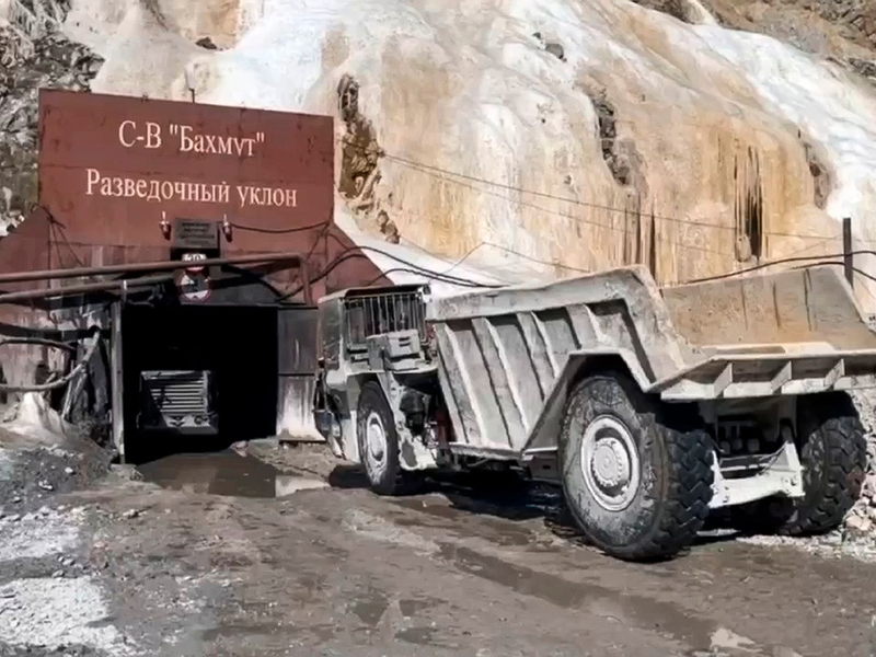 Spezialisten hatten zuletzt einen 70 Meter langen Tunnel gebohrt, um an die Verschütteten in rund 120 Metern Tiefe zu kommen. - Foto: Russia Emergency Situations Ministry/AP/dpa