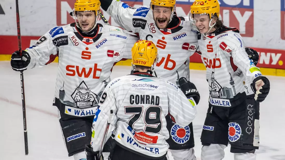 Die Fischtown Pinguins sind mit einem Sieg in die Halbfinal-Playoffs gestartet. - Bild: Andreas Gora/dpa/Archivbild