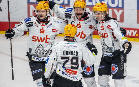 Die Fischtown Pinguins sind mit einem Sieg in die Halbfinal-Playoffs gestartet. - Foto: Andreas Gora/dpa/Archivbild Die Fischtown Pinguins sind mit einem Sieg in die Halbfinal-Playoffs gestartet. - Foto: Andreas Gora/dpa/Archivbild