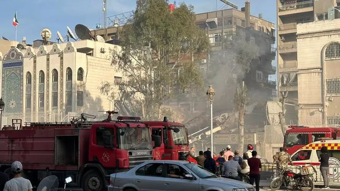 Das zerstörte Gebäude auf dem Gelände der iranischen Botschaft in Damaskus. - Bild: Hummam Sheikh Ali/XinHua/dpa