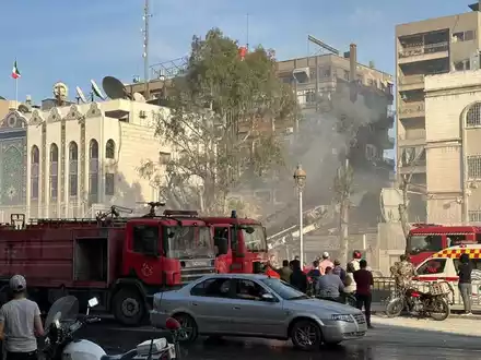 Das zerstörte Gebäude auf dem Gelände der iranischen Botschaft in Damaskus. - Foto: Hummam Sheikh Ali/XinHua/dpa