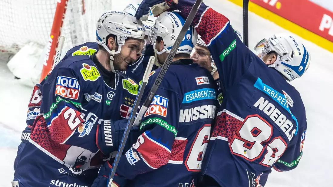Die Eisbären haben in der Serie gegen Straubing die Führung übernommen. - Bild: Andreas Gora/dpa