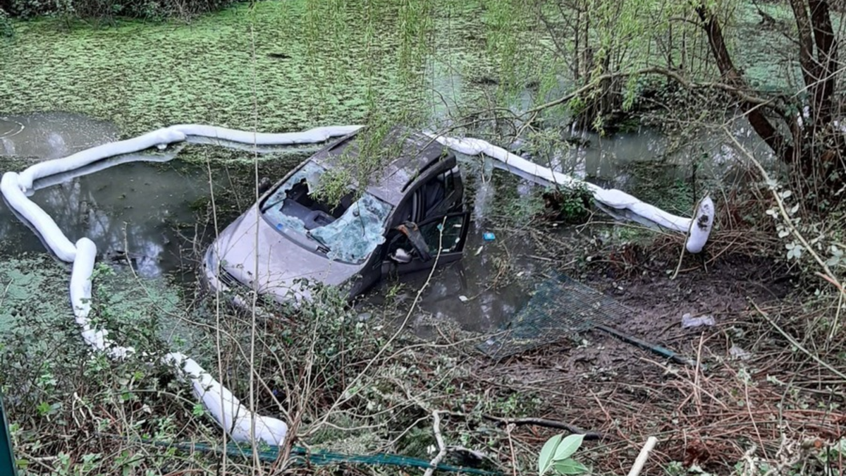 FW-DO: PKW fährt in Tümpel - zwei beteiligte Personen - Foto: presseportal.de