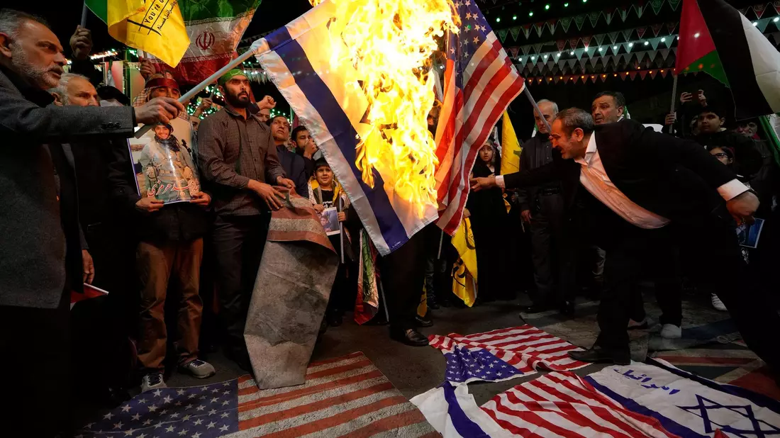 In Teheran versammelten sich einige Hunderte Regierungsanhänger zu Protesten und riefen «Tod für Israel» und «Tod für Amerika». - Bild: Vahid Salemi/AP/dpa