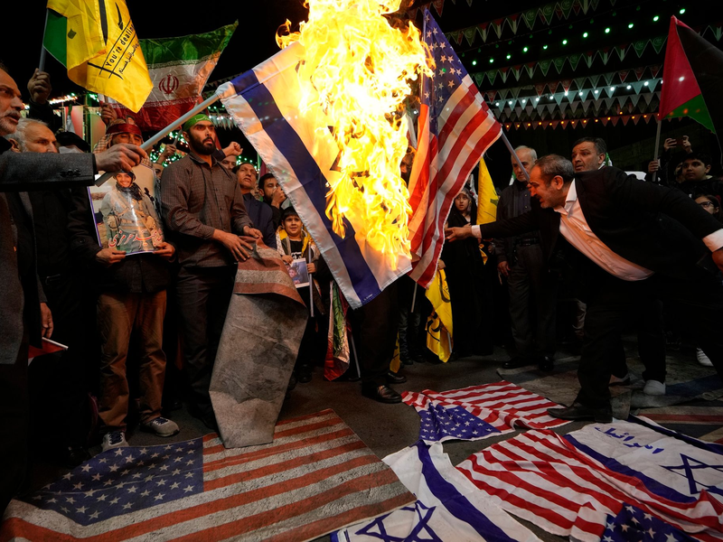 In Teheran versammelten sich einige Hunderte Regierungsanhänger zu Protesten und riefen «Tod für Israel» und «Tod für Amerika». - Foto: Vahid Salemi/AP/dpa