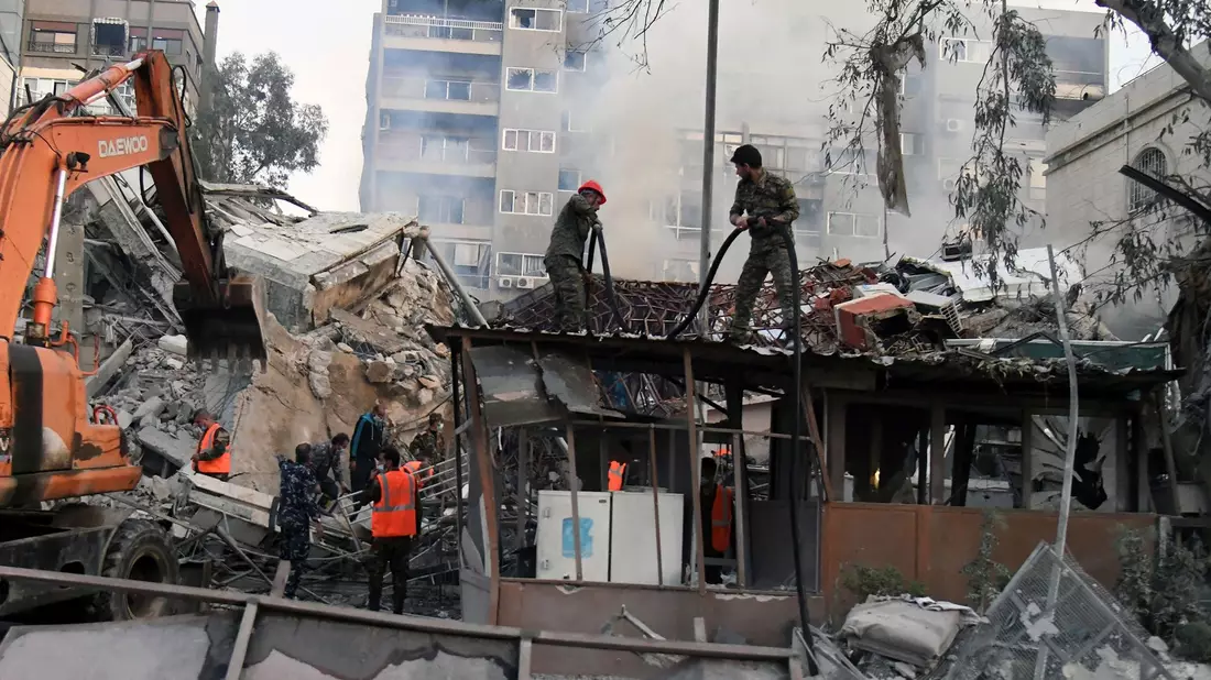 Laut der staatlichen syrischen Nachrichtenagentur Sana wurde bei dem Angriff das Gebäude der Konsularabteilung völlig zerstört. - Bild: Uncredited/SANA/AP/dpa