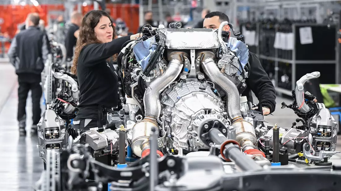 Die Beschäftigungssituation am Autostandort Deutschland hat sich laut einer Studie 2023 kaum verbessert. - Bild: Bernd Weißbrod/dpa