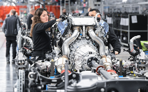 Die Beschäftigungssituation am Autostandort Deutschland hat sich laut einer Studie 2023 kaum verbessert. - Foto: Bernd Weißbrod/dpa