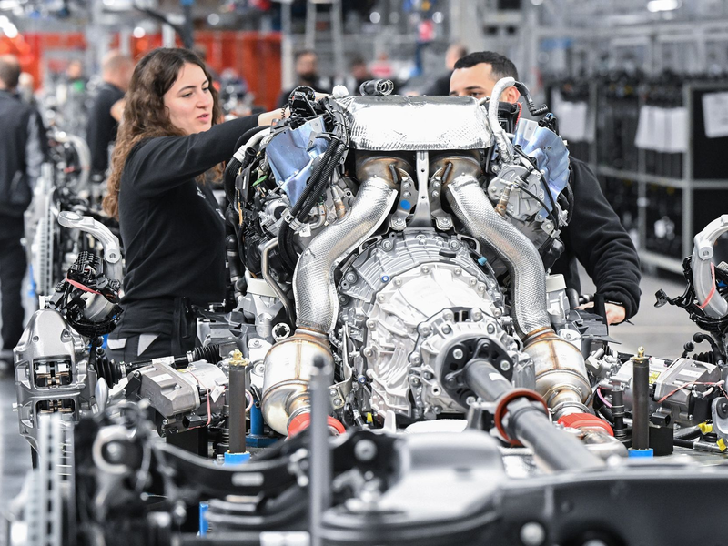 Die Beschäftigungssituation am Autostandort Deutschland hat sich laut einer Studie 2023 kaum verbessert. - Foto: Bernd Weißbrod/dpa