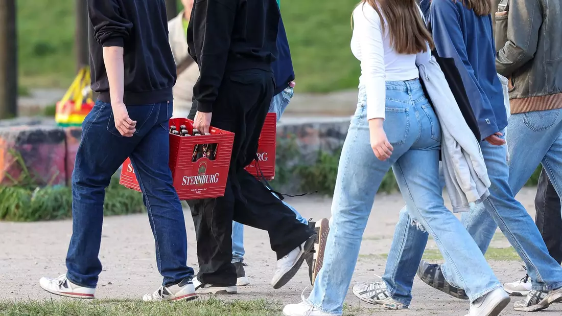 Beim Rauschtrinken, Komasaufen oder Binge-Drinking spielten oft soziale Motive und Gruppendruck eine Rolle. - Bild: Gerald Matzka/dpa