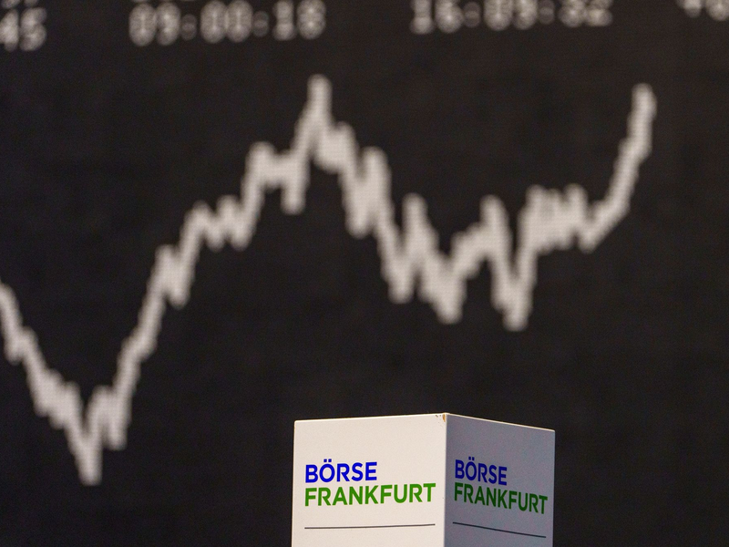 Die Kurve des Deutschen Aktienindex zeigt nach oben. - Foto: Andreas Arnold/dpa