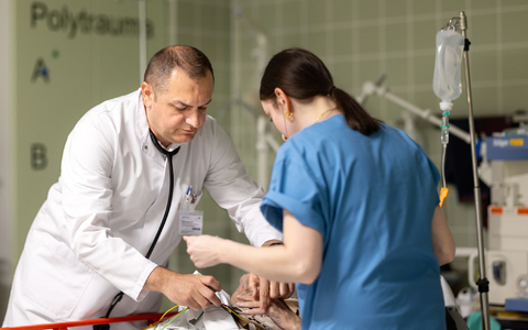 Oberarzt Goran Jordanoski fühlt sich wohl im Krankenhaus Sondershausen in Thüringen. - Foto: Michael Reichel/dpa