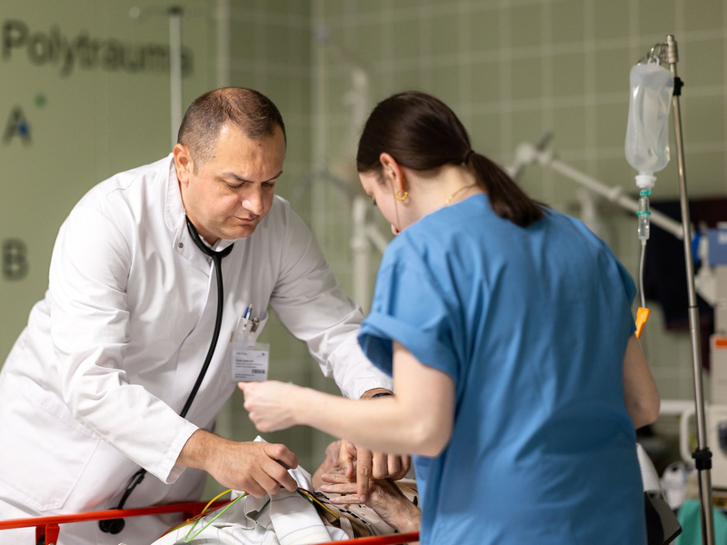 Oberarzt Goran Jordanoski fühlt sich wohl im Krankenhaus Sondershausen in Thüringen. - Foto: Michael Reichel/dpa
