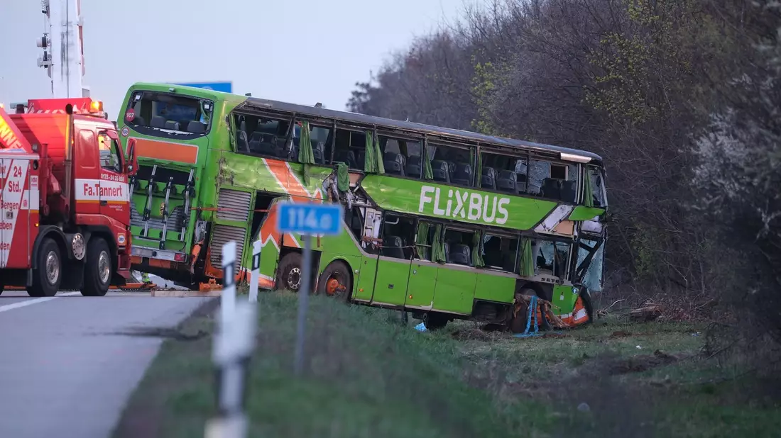 Auf der A9 bei Leipzig ist ein Reisebus verunglückt. - Bild: Sebastian Willnow/dpa