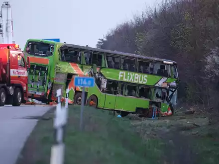 Auf der A9 bei Leipzig ist ein Reisebus verunglückt. - Foto: Sebastian Willnow/dpa