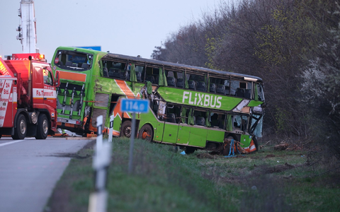 Auf der A9 bei Leipzig ist ein Reisebus verunglückt. - Foto: Sebastian Willnow/dpa
